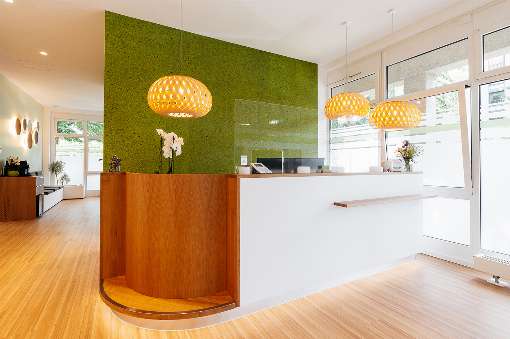Image 2: Beautiful light is spread by the ash veneer luminaires in this doctor's office. Photo: dreizehngrad
